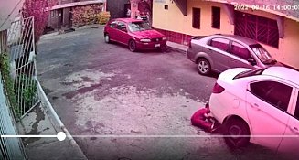 ¡Los padres ni en cuenta!, pequeño es arrollado cuando intentaba rescatar su juguete debajo de auto (VIDEO)