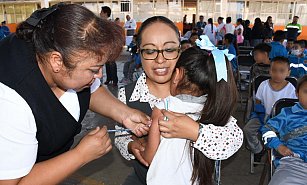 Vacuna Sector Salud a alumnos de escuelas de Tepetitla