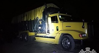 Policía recupera camión con mercancía robada en Huixcolotla; estaba cargado con toneladas de tela
