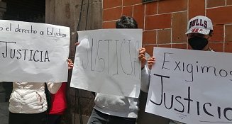Padres de familia de Teacalco se manifiestan frente a Palacio De Gobierno