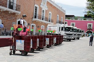 Ayuntamiento de Atlixco entrega camiones de basura y herramientas a personal de limpia