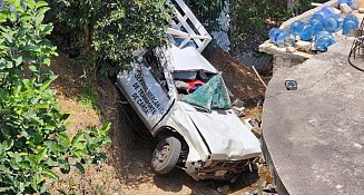 Cae camioneta al interior de barranca en Ocotelulco; conductor sale lesionado
