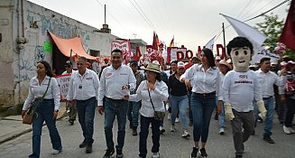 Cientos de familias participan en la caminata de cierre de campaña de Armando Aguirre