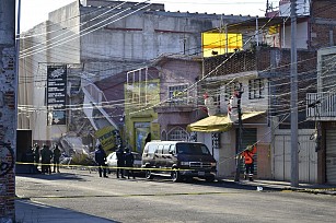Personal de rescate encuentra el primer cuerpo de las 3 personas atrapadas bajo los escombros tras explosión en inmueble en Puebla