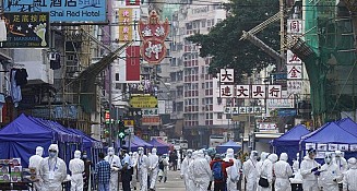 Autoridades de Hong Kong confinan a 3 mil de sus habitantes en un barrio por brote de covid-19
