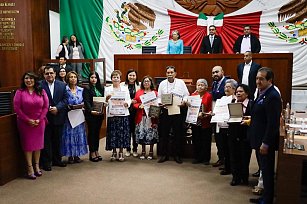 Reconocen a docentes por más de 50 años de servicio educativo en Tlaxcala