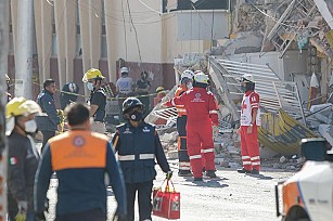 Continúan labores de rescate de dos personas en explosión de 2 Poniente