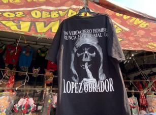 AMLO defiende ‘libertad religiosa’ de mexicanos que lo apoyan con playera de la muerte  