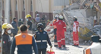 Continúan labores de rescate de dos personas en explosión de 2 Poniente