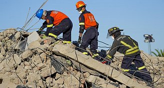 Rescatan con vida a persona que se encontraba en los escombros de un edificio que colapso en Sudáfrica 