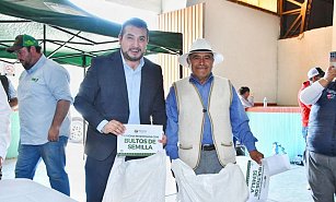 Entrega Salvador Santos Cedillo bultos de semillas de avena a productores