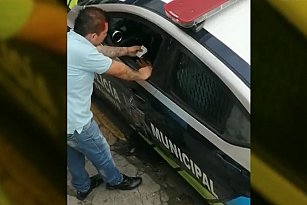 Sorprenden a policía de tránsito recibiendo un soborno en Puebla, el oficial ya fue suspendido