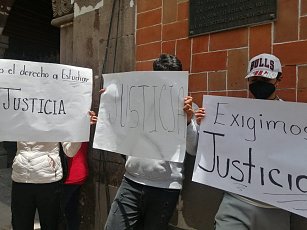 Padres de familia de Teacalco se manifiestan frente a Palacio De Gobierno