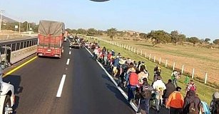 Retoma camino caravana migrantes en su paso por Tlaxcala