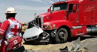 Tráiler embiste vehículo compacto en Calpulalpan; una mujer pierde la vida prensada