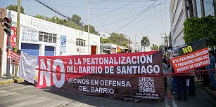 Vecinos y locatarios de Barrio de Santiago protestan contra proyecto de peatonalización