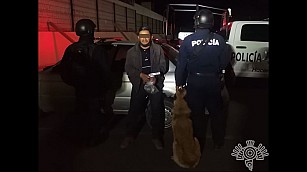 Policía detiene a hombre en posesión de droga y un arma de fuego en Zoquitlán, Puebla