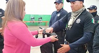 Ayuntamiento de Amaxac entrega equipo de antimotin a policías