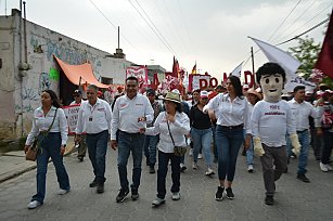 Cientos de familias participan en la caminata de cierre de campaña de Armando Aguirre