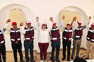Tonantzin Fernández recibe apoyo de 8 presidentes auxiliares en San Pedro Cholula