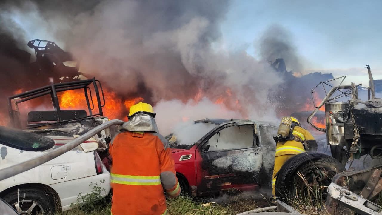Fuego daña al menos 12 autos estacionados en corralón de Cuautlancingo