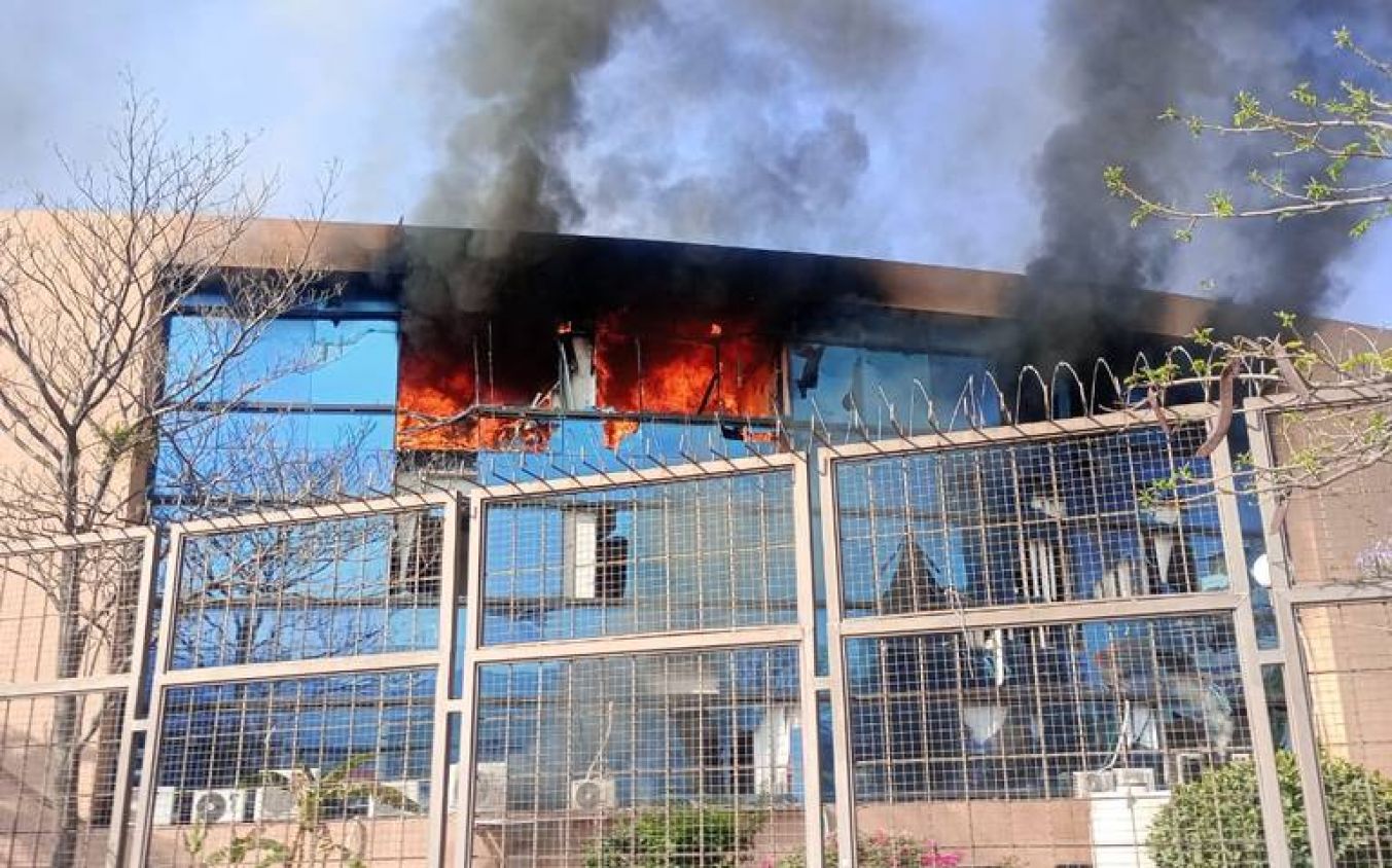 Normalistas de Ayotzinapa incendian Palacio de Gobierno en Chilpancingo 