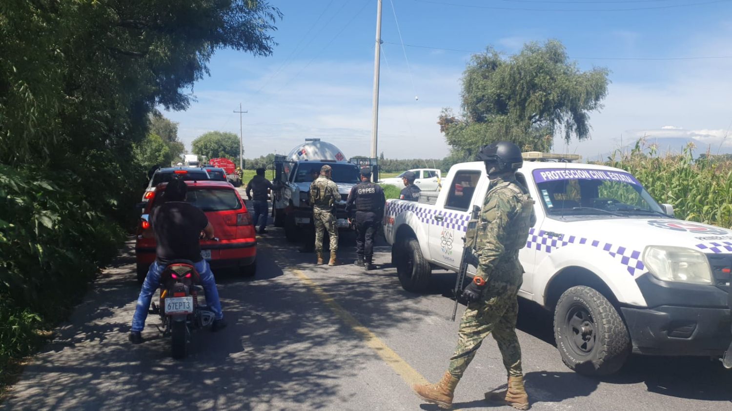 ¡Duro golpe al "huachigas"! FGR asegura inmueble y tres pipas, en Tetlatlahuca