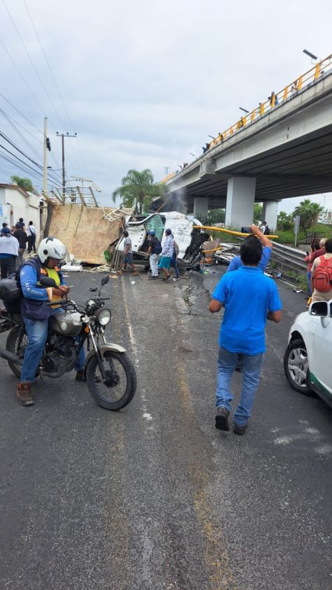 Camioneta se desploma en Cuernavaca tras chocar contra muro de contención