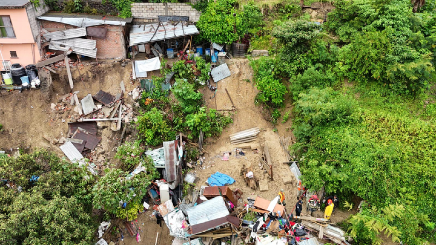 Tragedia en Jiutepec: Tres menores pierden la vida al derrumbarse un paredón sobre su vivienda