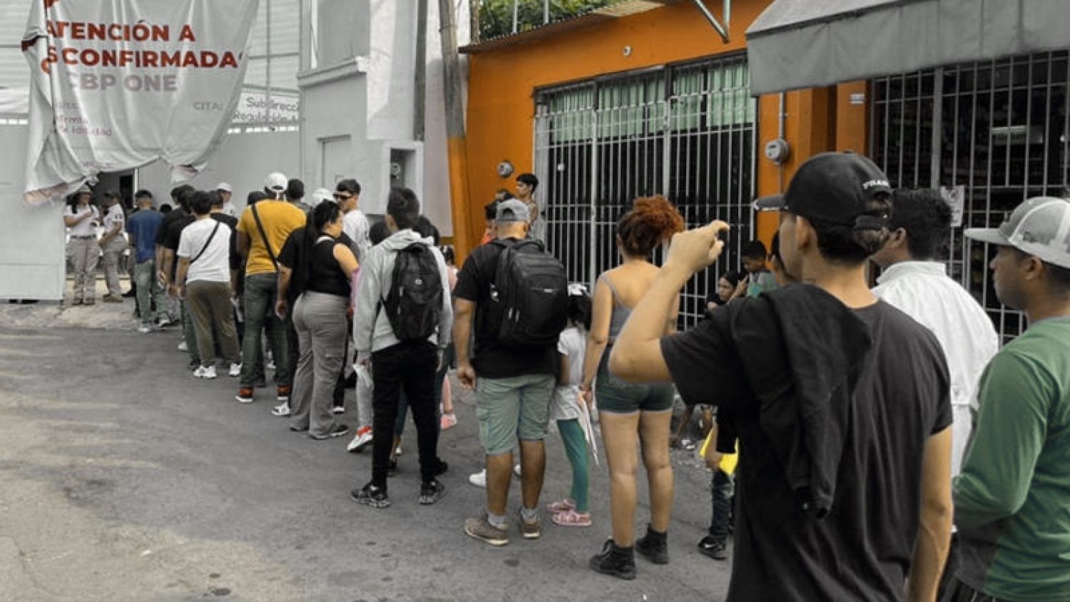 Migrantes saturan oficinas del INM en Tapachula por permisos de tránsito