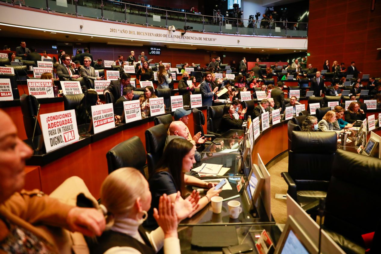 El Senado aprueba la ‘Ley Silla’ para garantizar descanso a trabajadores