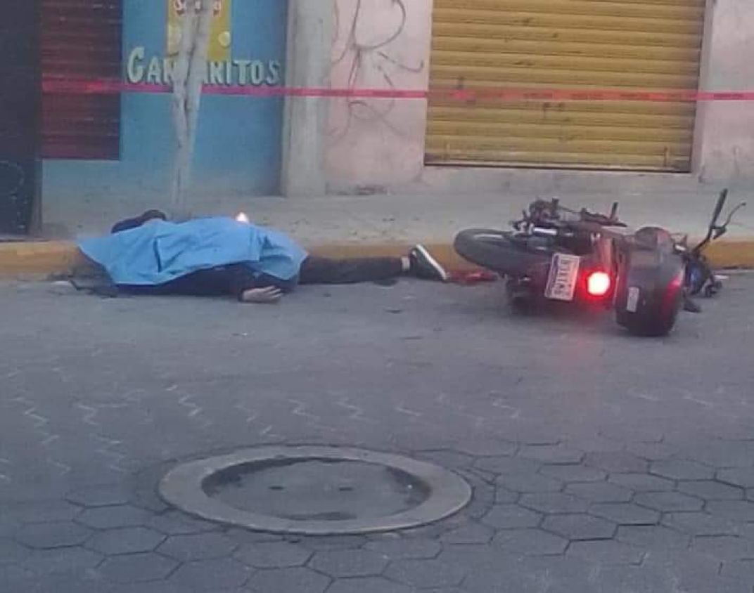Jóvenes en estado de ebriedad sufren aparatoso accidente de motocicleta, en San Pablo del Monte: uno perdió la vida