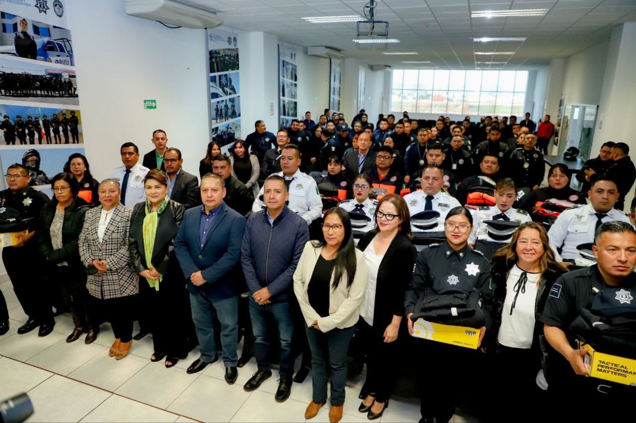 Entrega Mundo Tlatehui uniformes a elementos de la Secretaría de Seguridad Pública