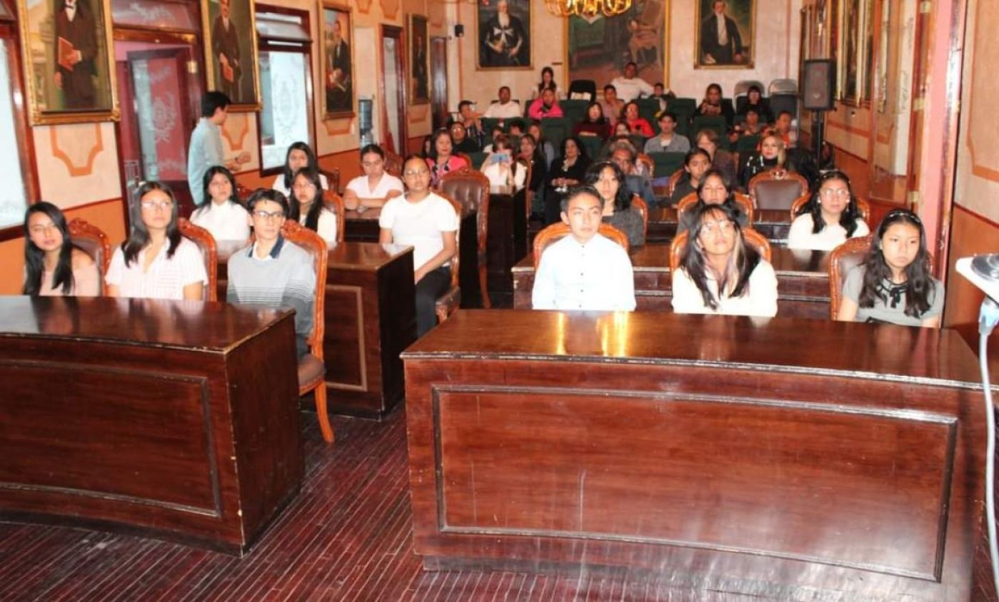 Reconoce Ayuntamiento capitalino a jóvenes destacados