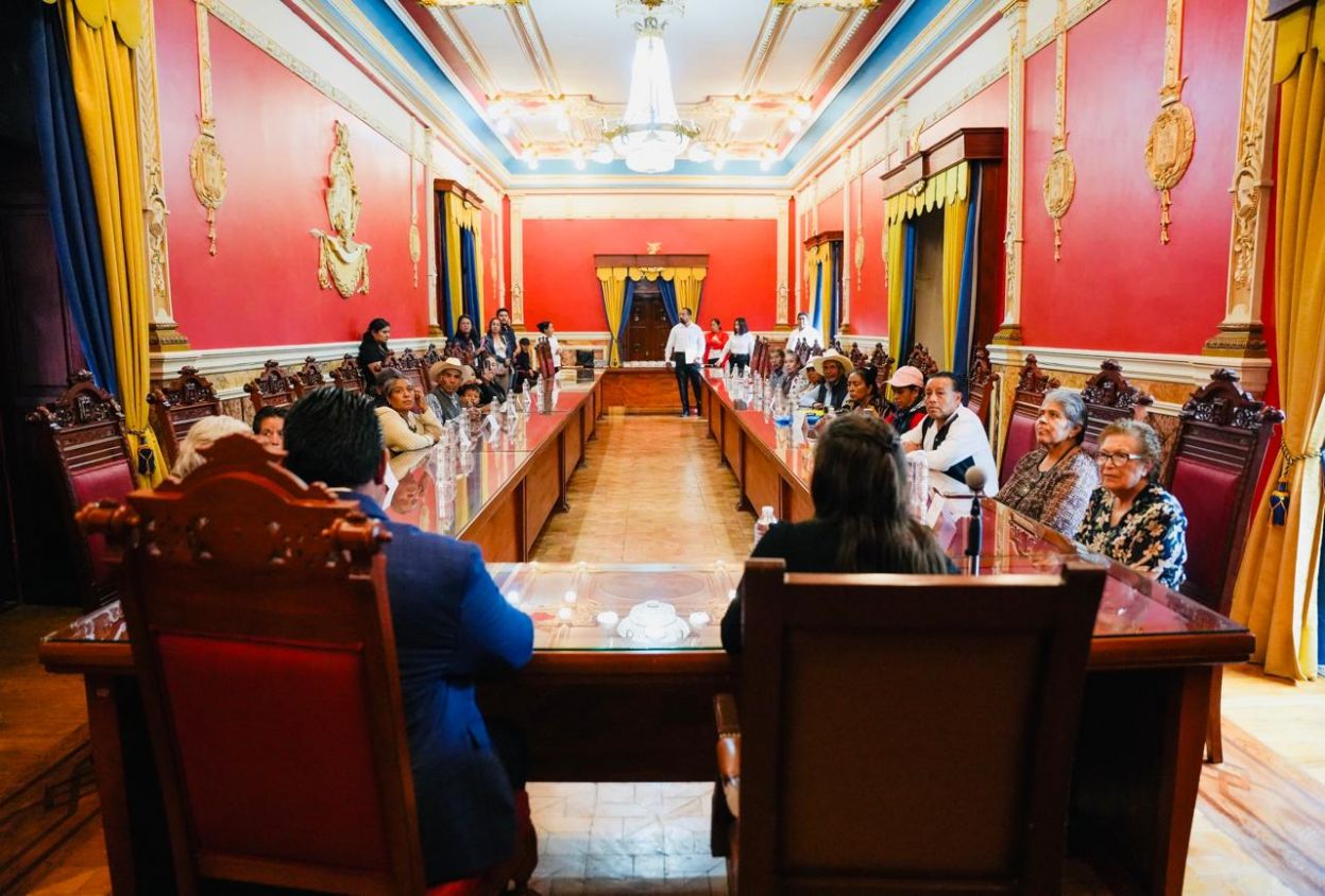 Entrega Fernanda Espinosa De Los Monteros resoluciones de aclaraciones gratuitas de actas de nacimiento a adultos mayores