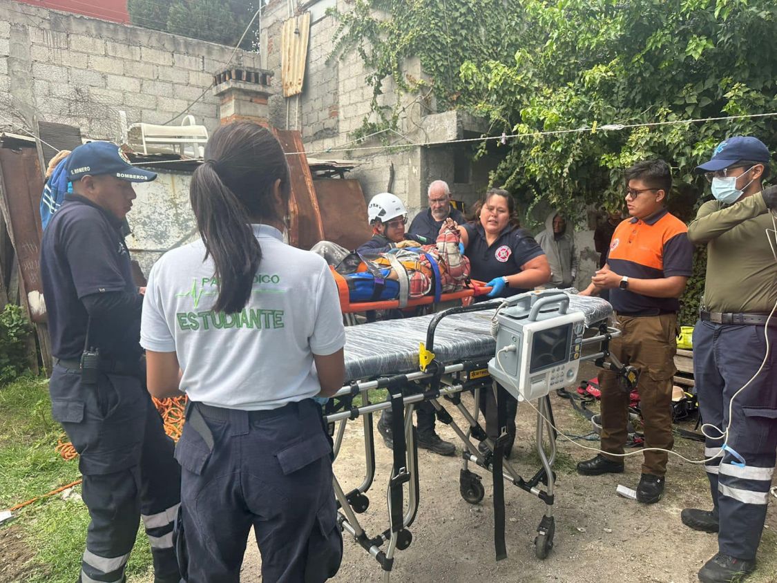 Rescatan de un pozo a persona de la tercera edad en Santiago Momoxpan