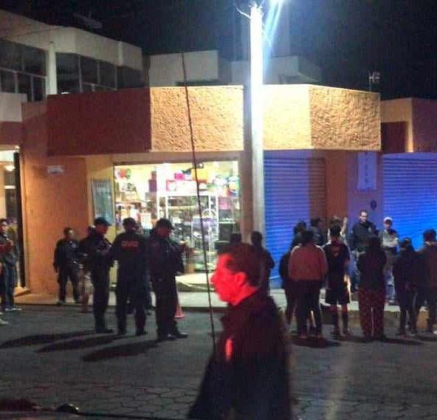 Atacan a tiros al Regidor de Seguridad de Tecopilco al interior de una papelería