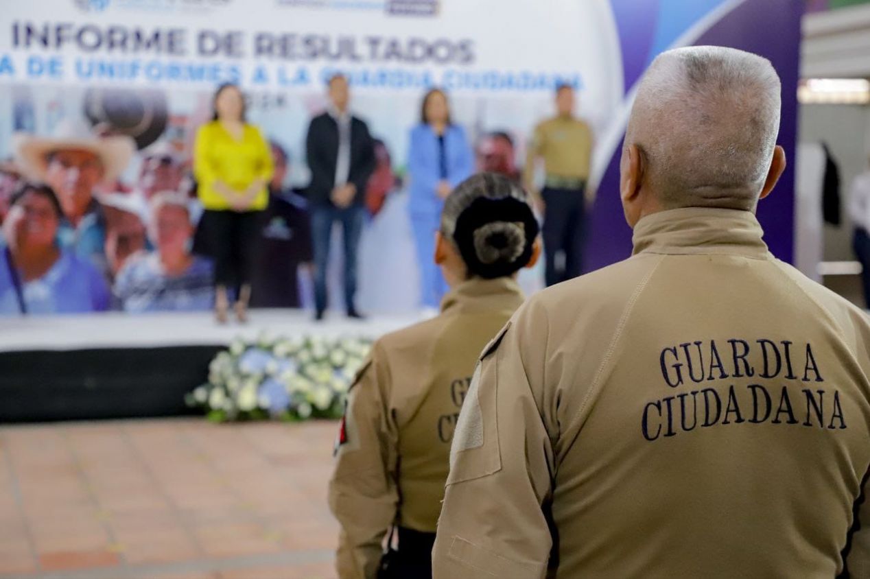 Realiza Mundo Tlatehui tercera entrega de uniformes a elementos de la Guardia Ciudadana 
