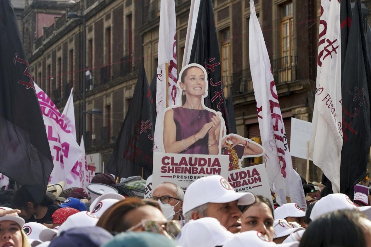 Simpatizantes de la candidata Sheinbaum llegan al Zócalo Capitalino