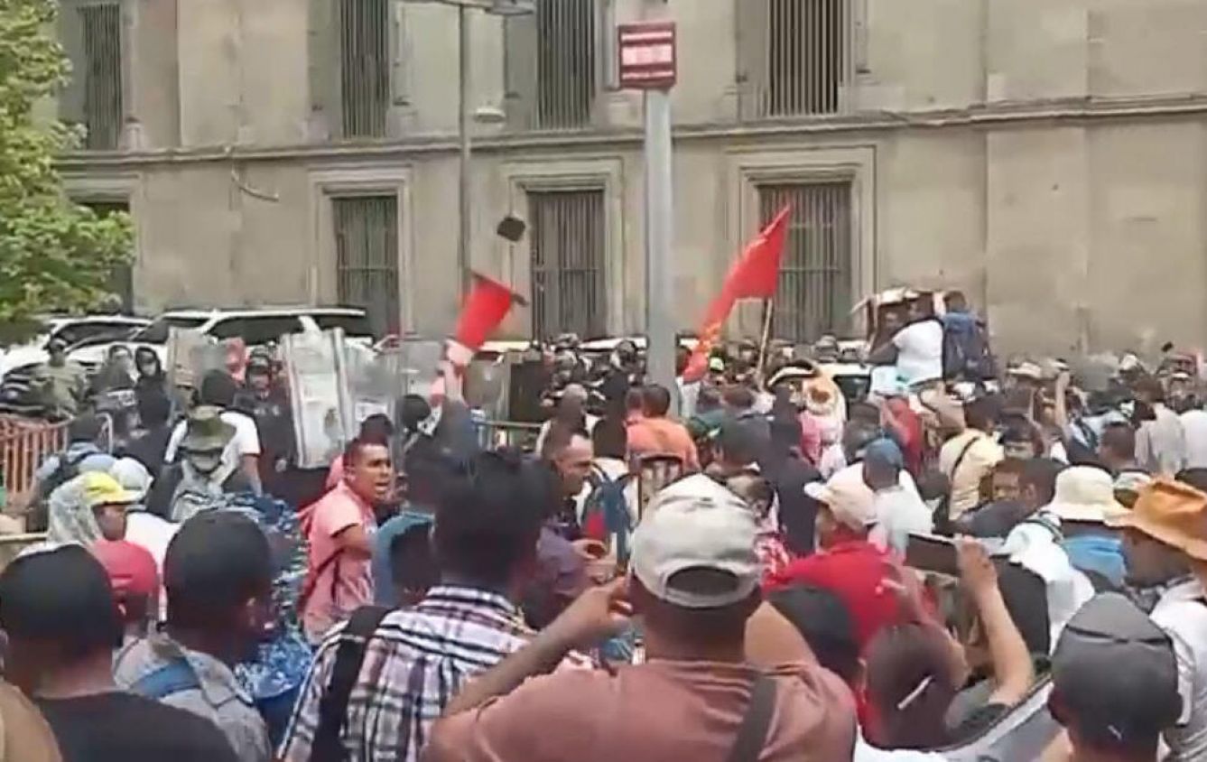 CNTE rompe vidrios de Palacio Nacional
