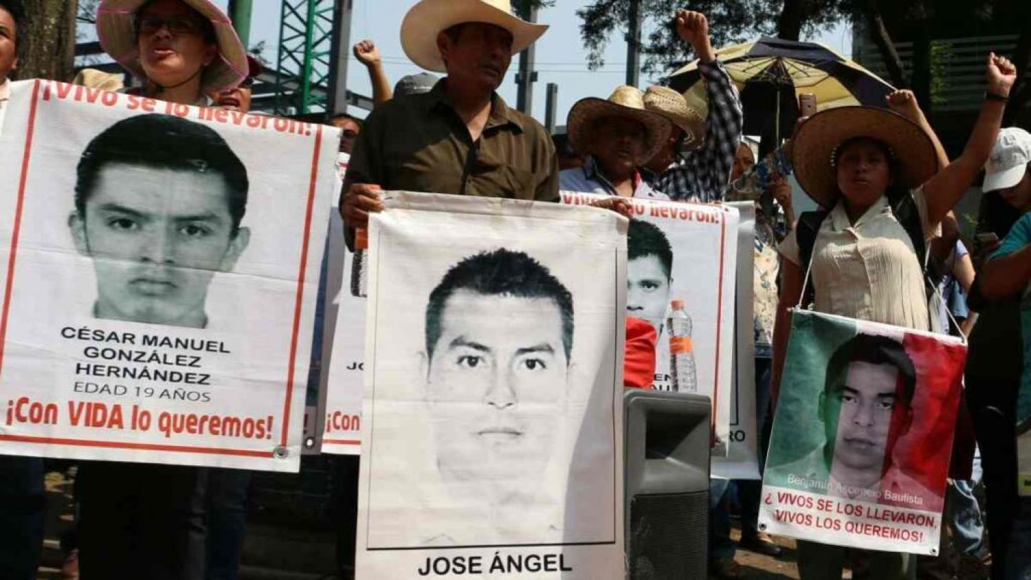 Padres de los 43 piden a AMLO “vinculo” con Sheinbaum 