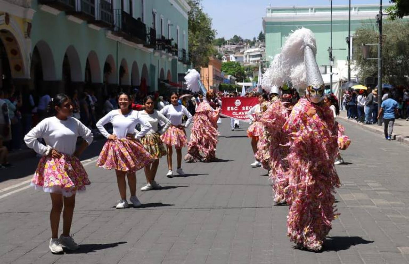 Deslumbran alumnos y profesores en desfile de Escuelas Secundarias Técnicas