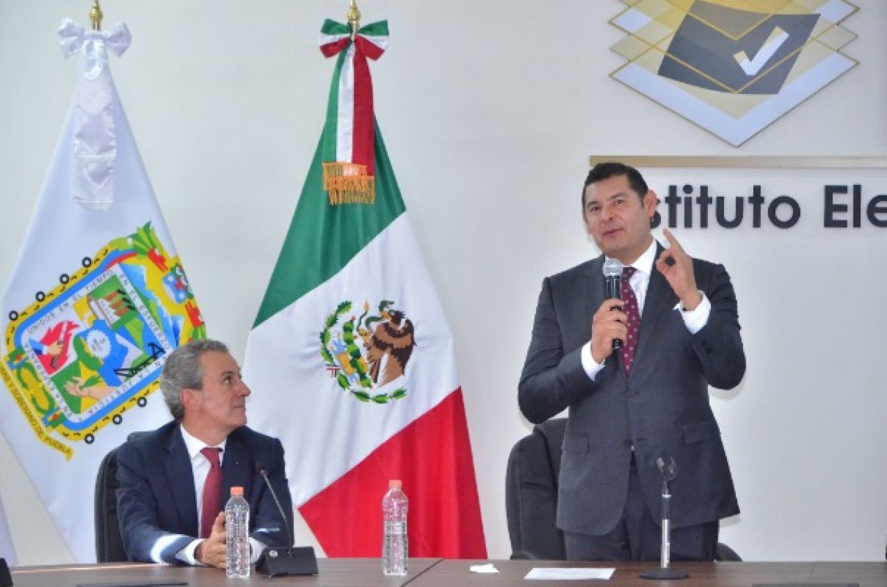 Alejandro Armenta se registra como candidato a la gubernatura de Puebla ante el IEE