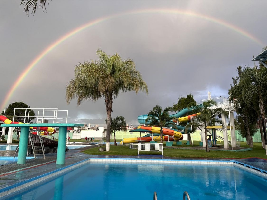San Andrés Cholula, Pue.- Con la llegada de la Semana Santa, los balnearios del municipio anticipan un aumento significativo en la afluencia de visitantes, proyectando un incremento del 20 por ciento en comparación con el año anterior. Este repunte se fundamenta en los pronósticos del Servicio Meteorológico Nacional (SMN), que anticipa al menos cinco olas de calor para todo México durante el periodo de marzo a junio.  Uno de los balnearios más destacados, Puerto Escondido, situado en el corazón del Pueblo Mágico, ha experimentado un aumento gradual en la llegada de turistas desde hace dos semanas, en respuesta a las altas temperaturas registradas. Alejandro Ramírez, representante del balneario, ha compartido que este incremento en la afluencia sugiere que podrían superar las 800 visitas, aproximadamente 200 más que en la temporada anterior.  Es importante tener en cuenta que el pronóstico del SMN indica que la primera de las cinco olas de calor se espera durante la tercera semana de marzo, afectando principalmente a los estados del noroeste de México, mientras que se prevé una contingencia ambiental en el centro del país.  Con el objetivo de garantizar entornos seguros para las familias locales y los turistas durante las festividades religiosas, la Secretaría de Seguridad Pública y Protección Ciudadana (SSPPC) de San Andrés Cholula implementará el Operativo "Semana Santa Segura 202".