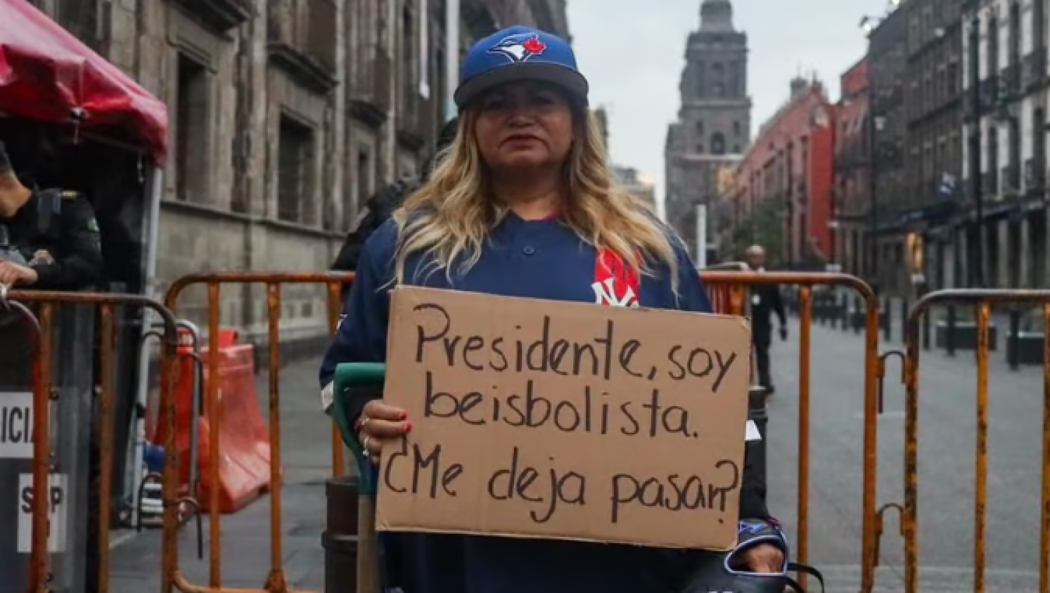 Ceci Flores protesta frente a Palacio Nacional