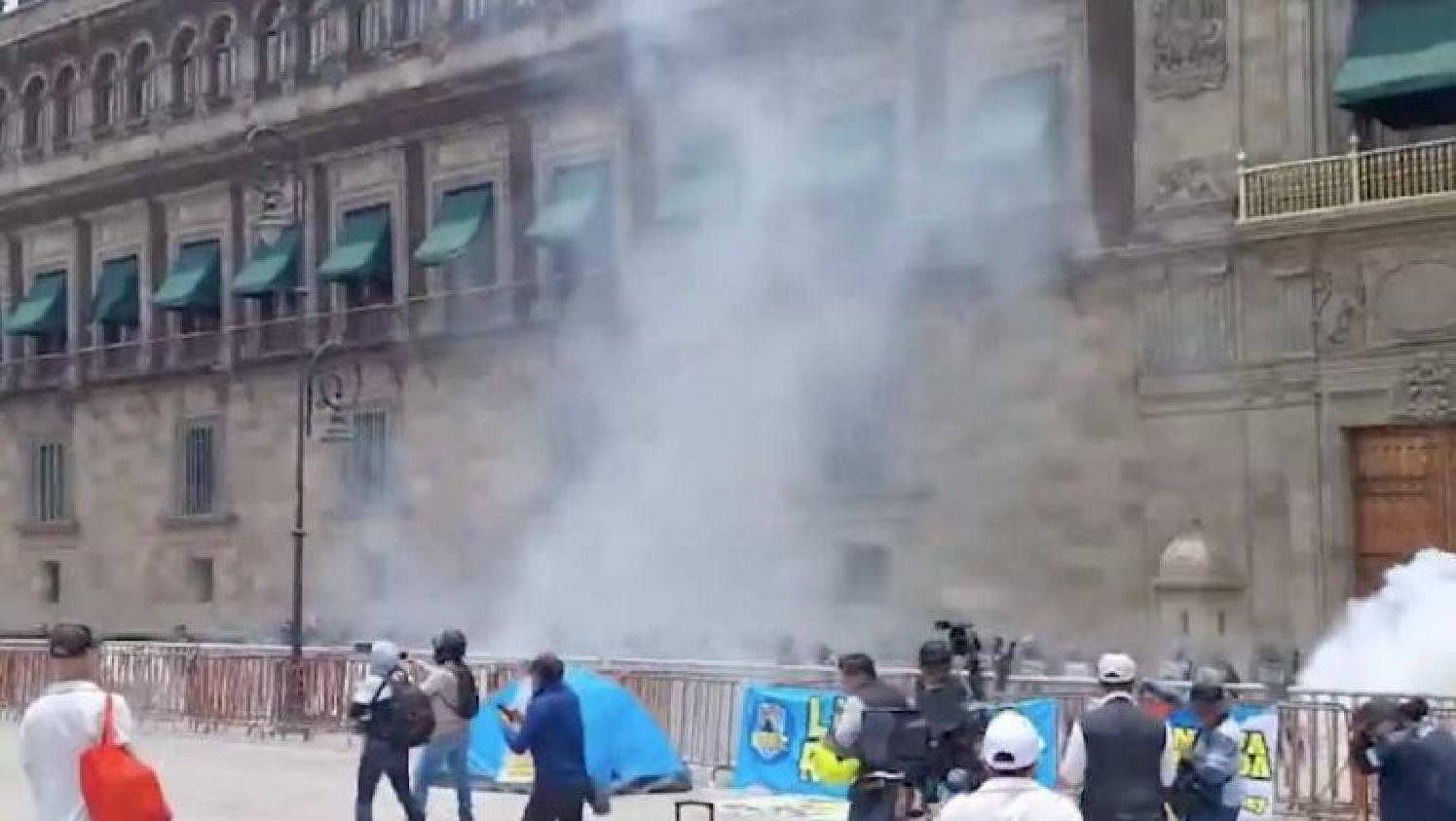 Policías resultaron heridos tras el lanzamiento de petardos por manifestantes de Ayotzinapa 