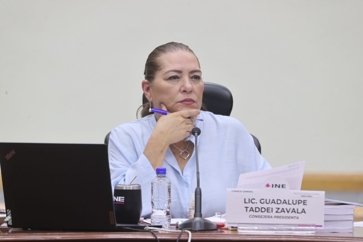 La consejera presidenta del INE llama a Xóchitl Gálvez y a la oposición a no usar el color rosa del INE 