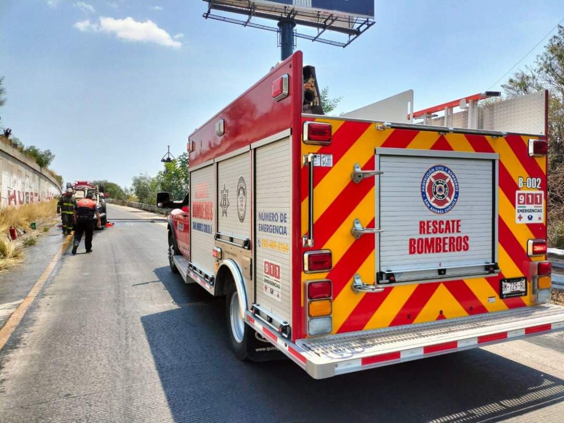 Bomberos de San Andrés Cholula actúan rápidamente ante volcadura de pipa de gas en Periférico
