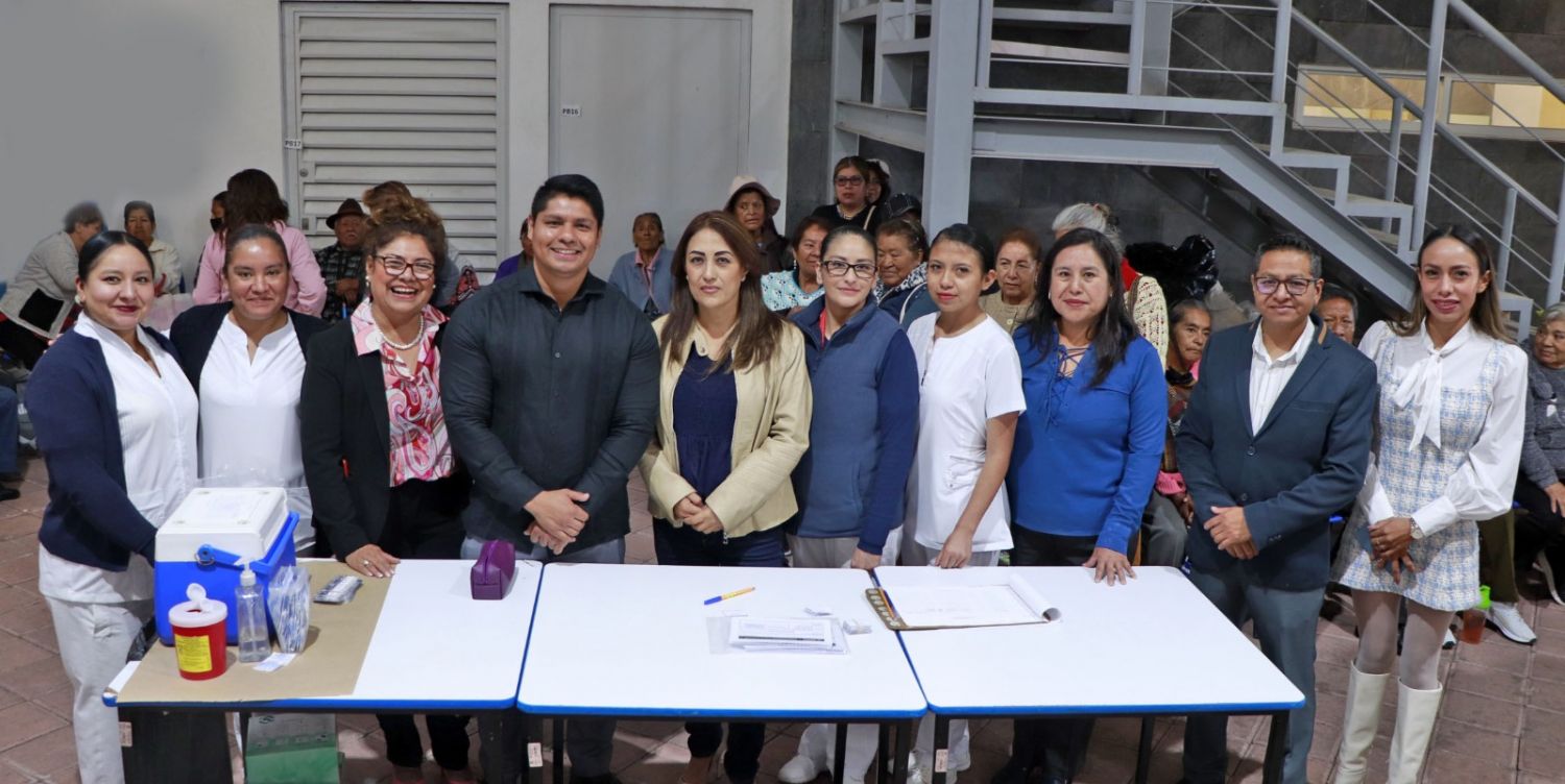 Encabeza Omar Muñoz segunda jornada de vacunación en el DIF de Cuautlancingo 