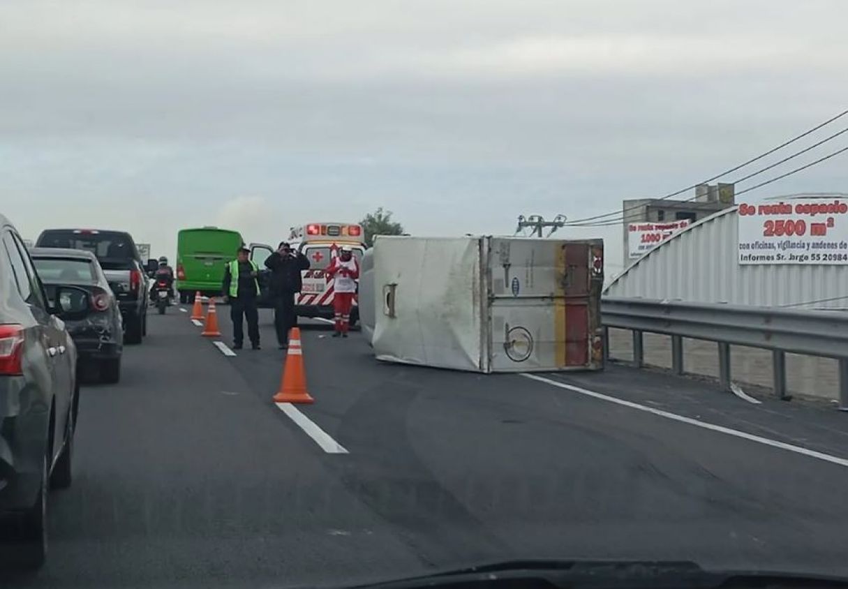 Accidente en el Circuito Mexiquense: tráiler volcado afecta tráfico en Tultepec